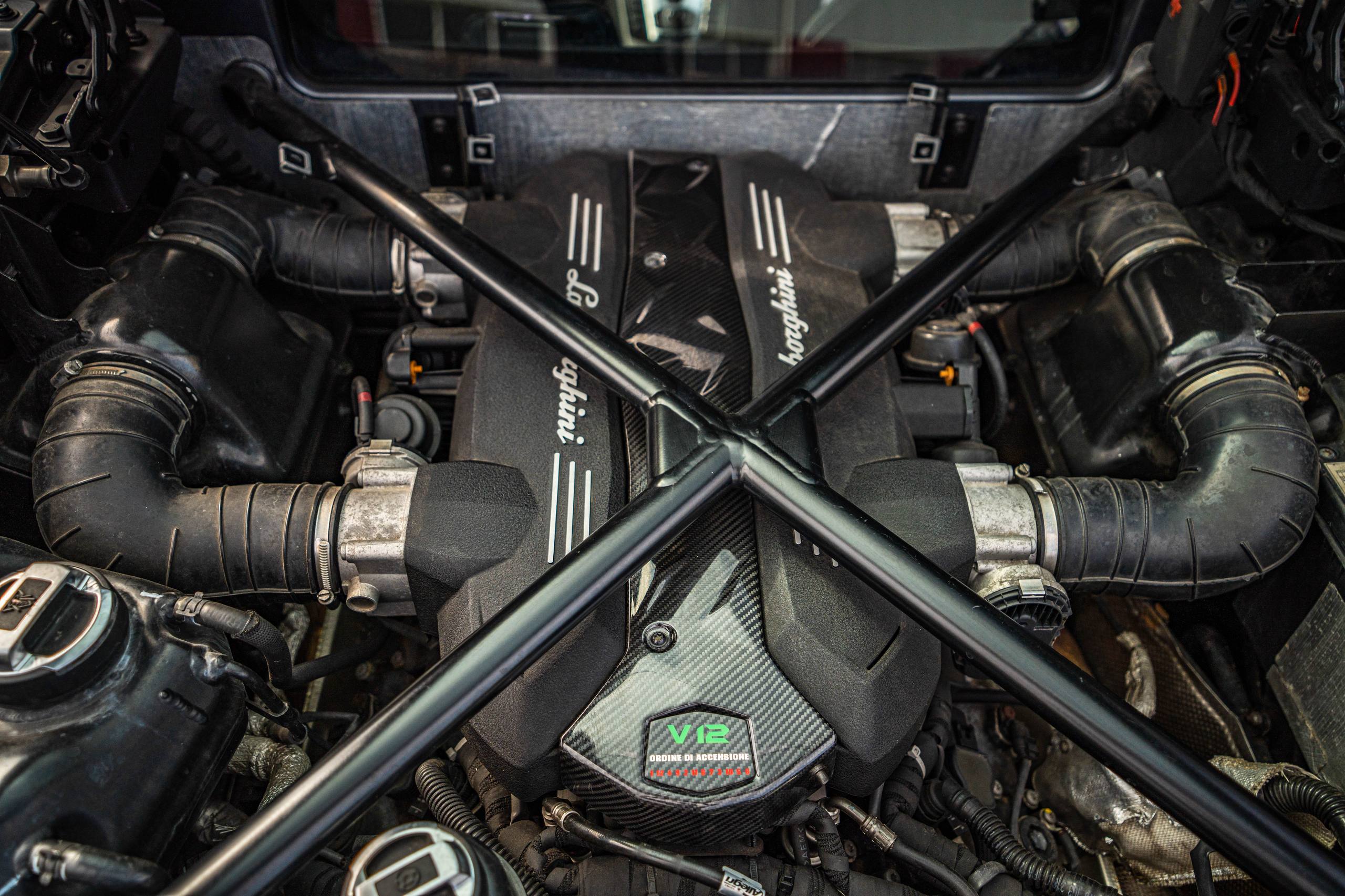 Carbon Engine Cover Replacement for V12 Lamborghini Aventador 2011-2022 - Custom Class