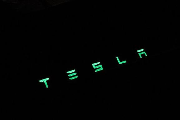 Carbon rear trunk trim with LEDs for Tesla Modes S - Custom Class