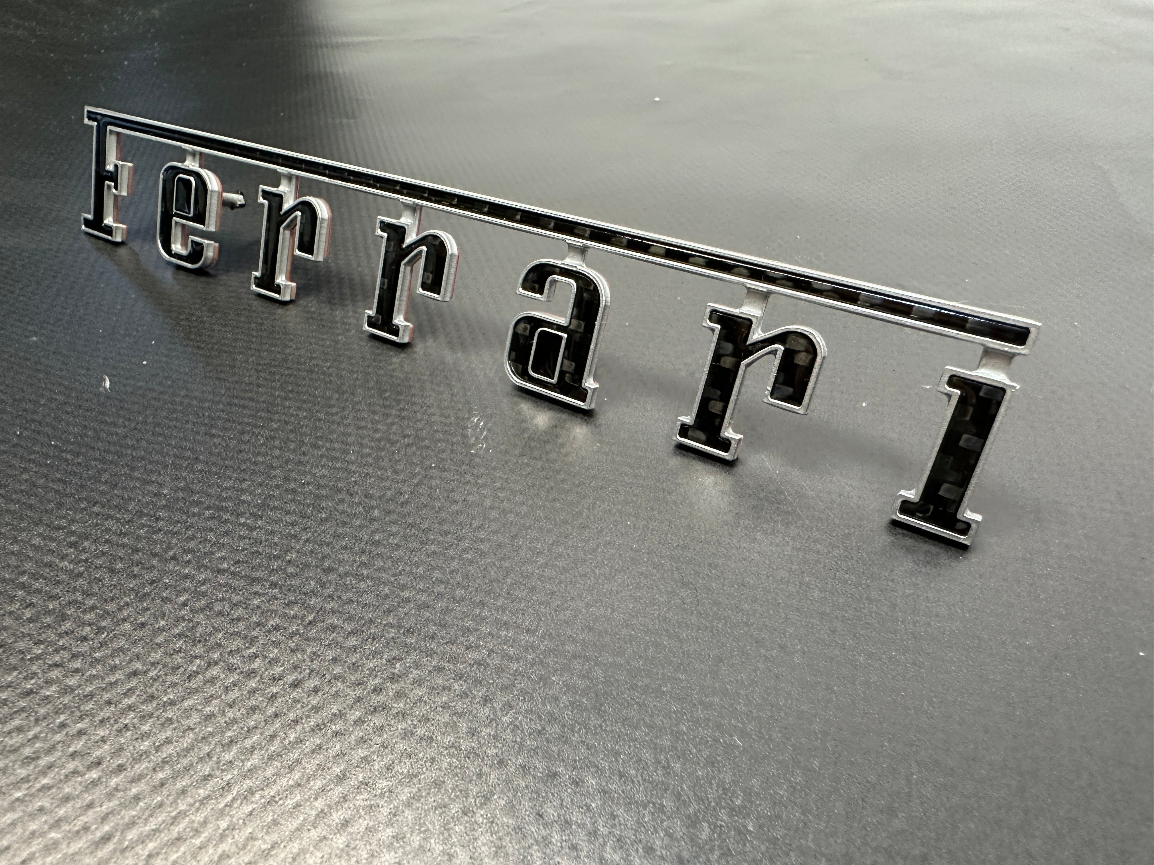 Ferrari rear emblem metal with carbon for Ferrari 812 Superfast - Custom Class
