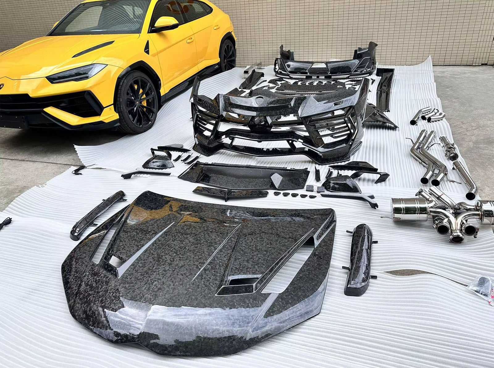 Mansory Style Forged Carbon Body Kit with Exhaust for Lamborghini Urus 2018–2021
