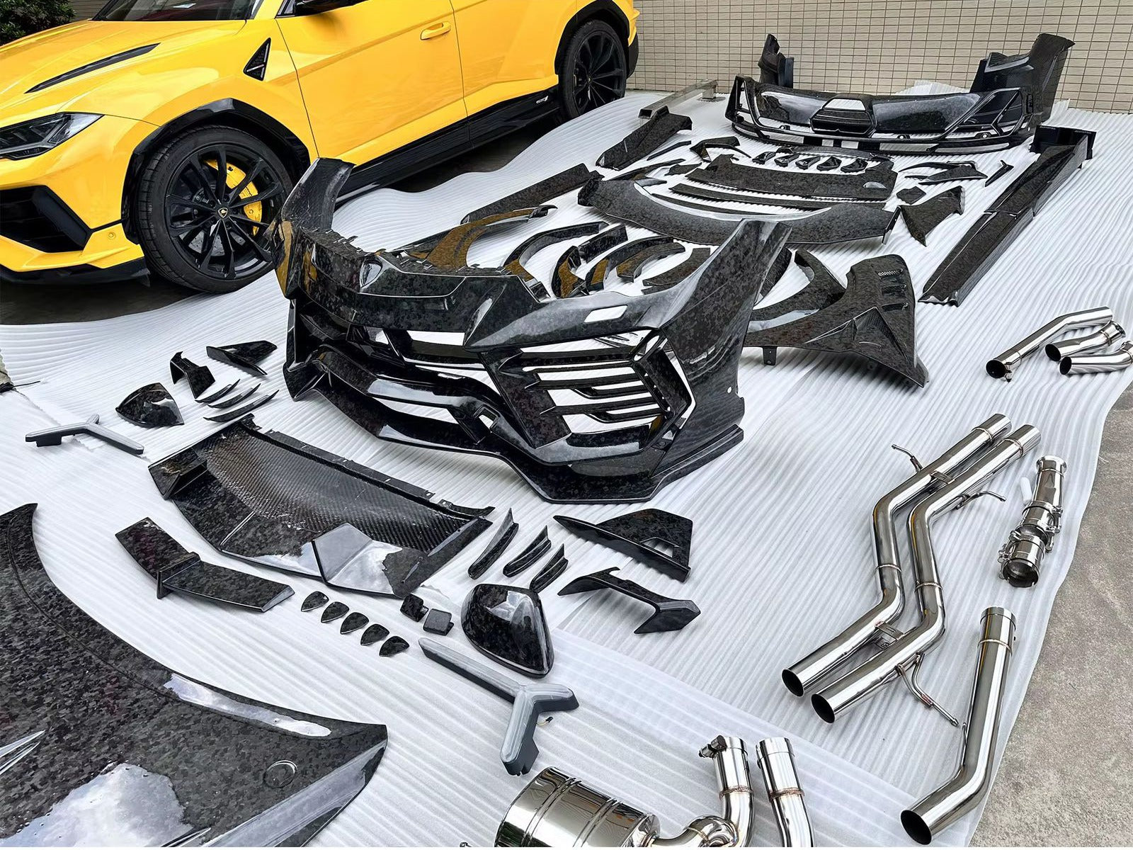 Mansory Style Forged Carbon Body Kit with Exhaust for Lamborghini Urus 2018–2021