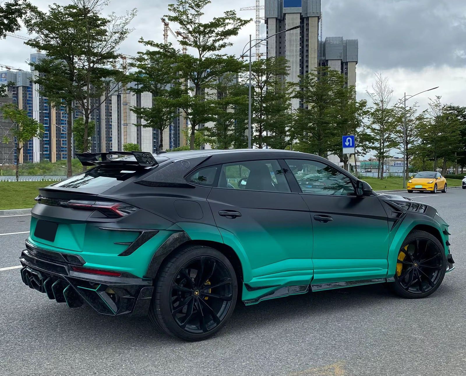 Mansory Style Forged Carbon Body Kit with Exhaust for Lamborghini Urus 2018–2021