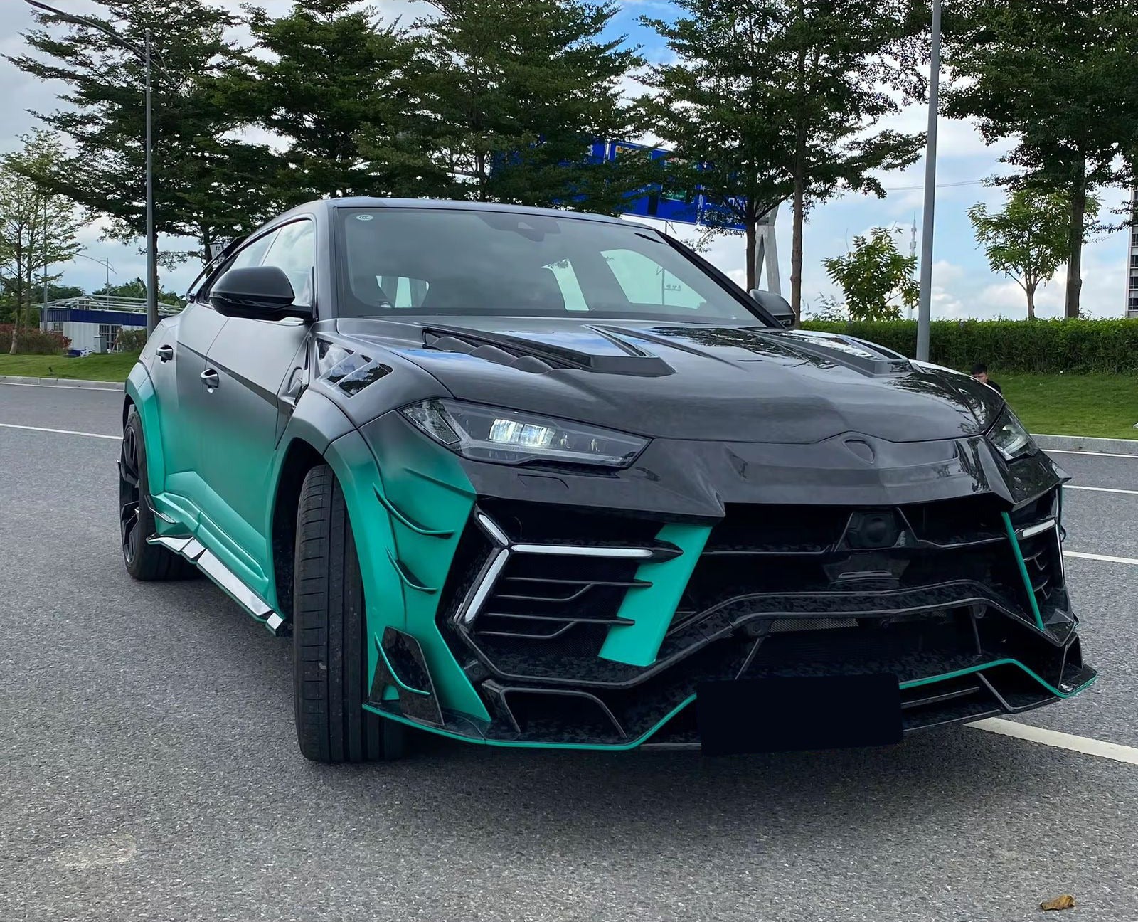 Mansory Style Forged Carbon Body Kit with Exhaust for Lamborghini Urus 2018–2021