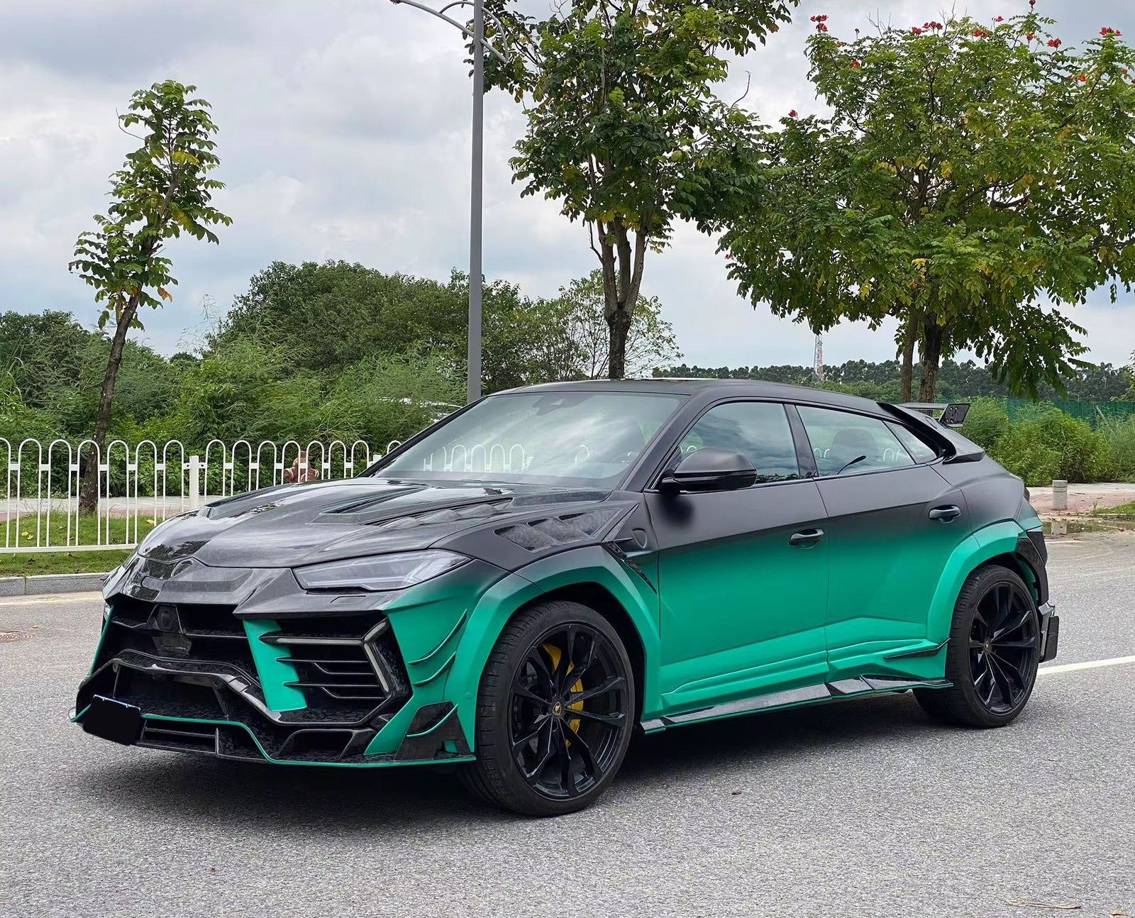 Mansory Style Forged Carbon Body Kit with Exhaust for Lamborghini Urus 2018–2021