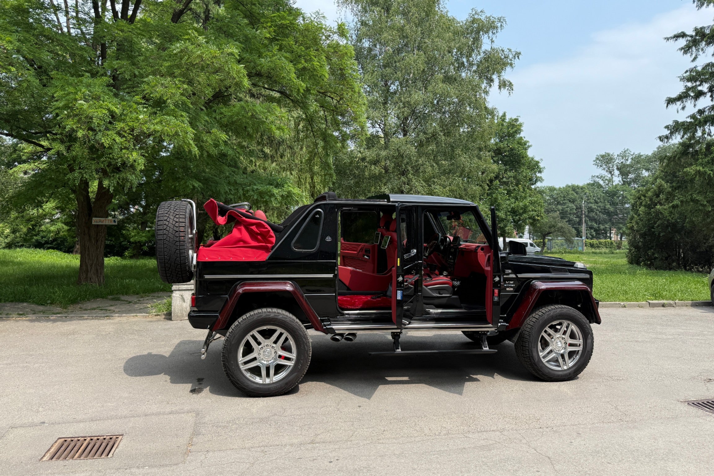 Maybach Landaulet conversion kit for Mercedes-Benz G-Class W463 body extension roof portals