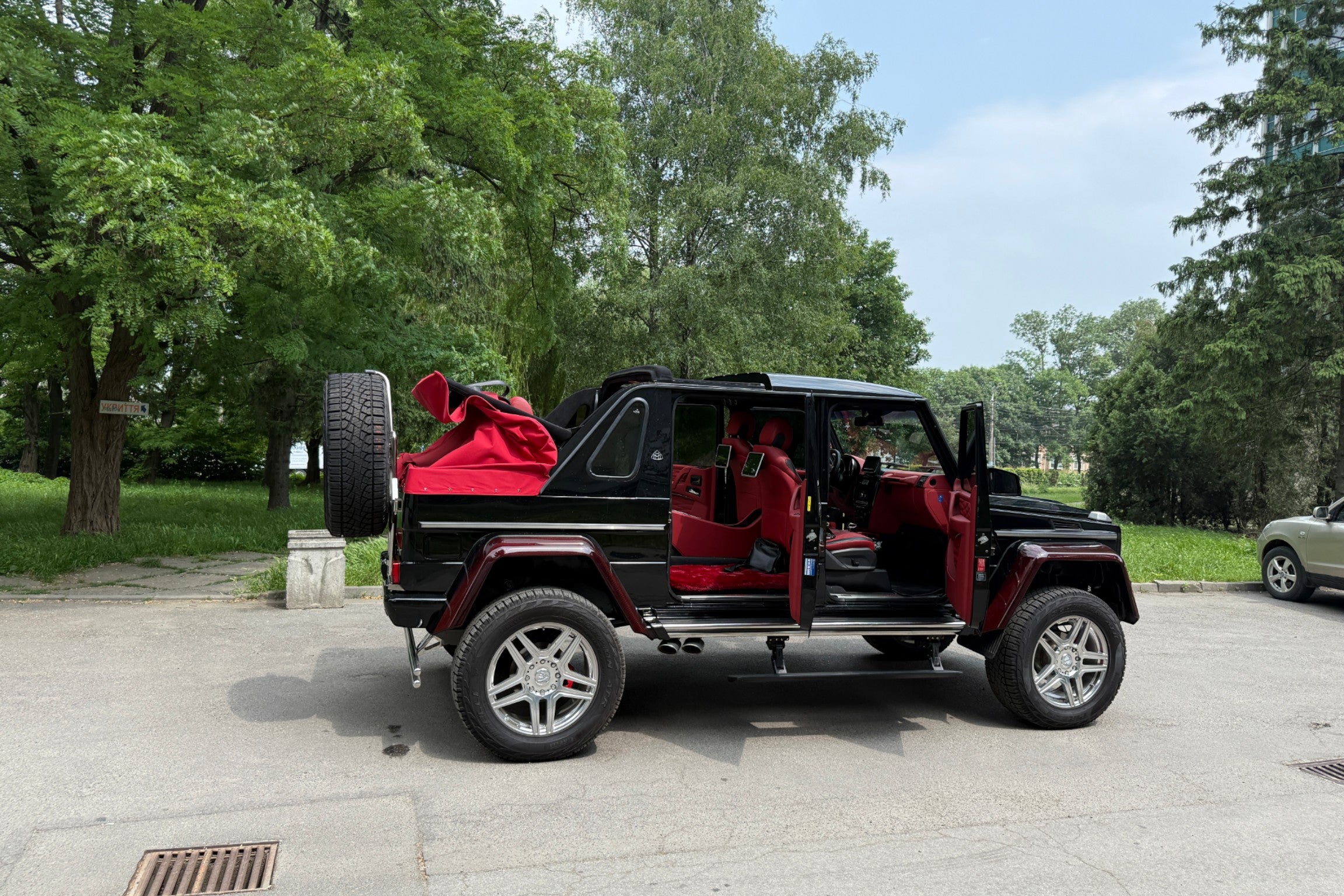 Maybach Landaulet conversion kit for Mercedes-Benz G-Class W463 body extension roof portals