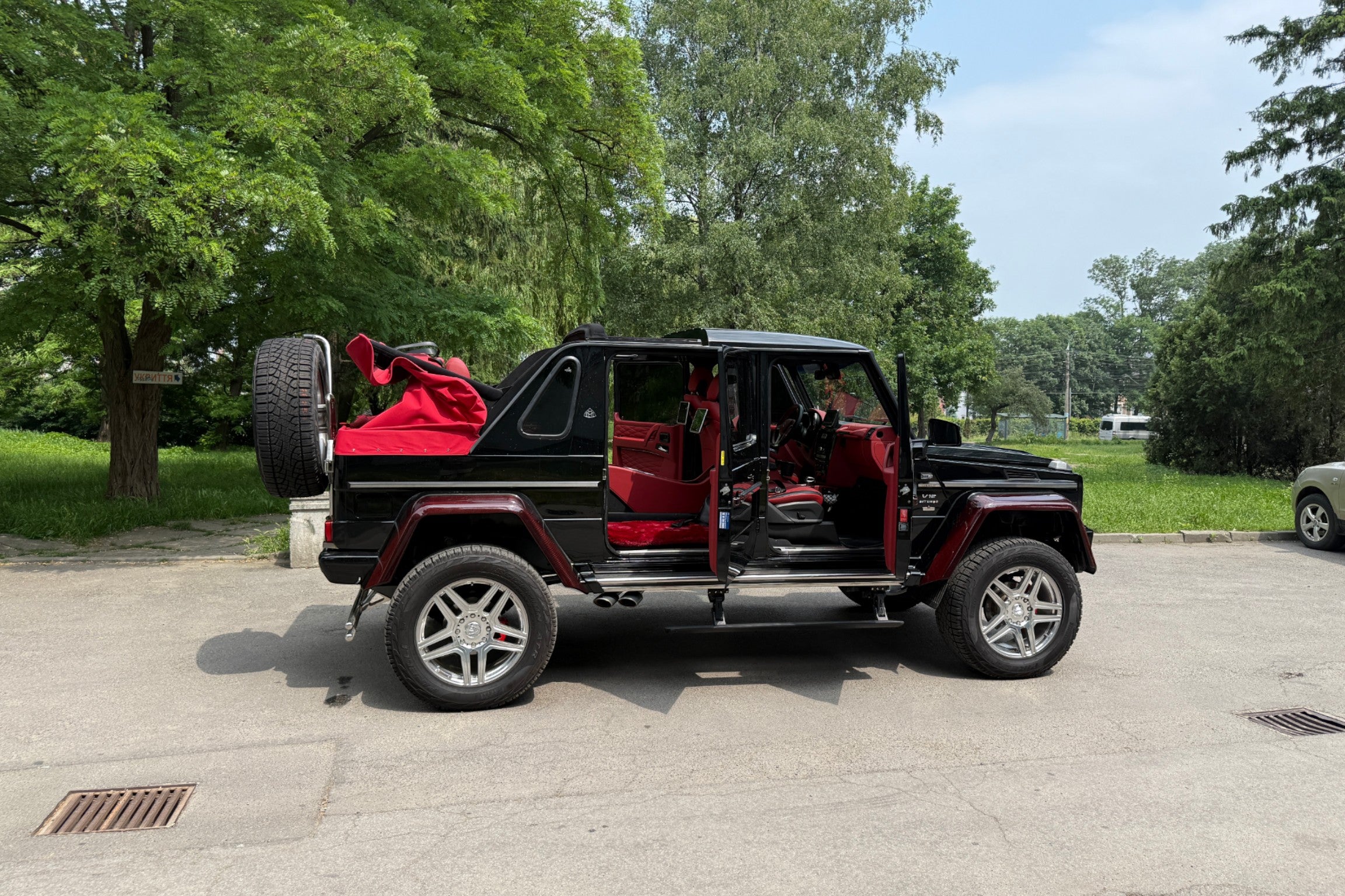 Maybach Landaulet conversion kit for Mercedes-Benz G-Class W463 body extension roof portals