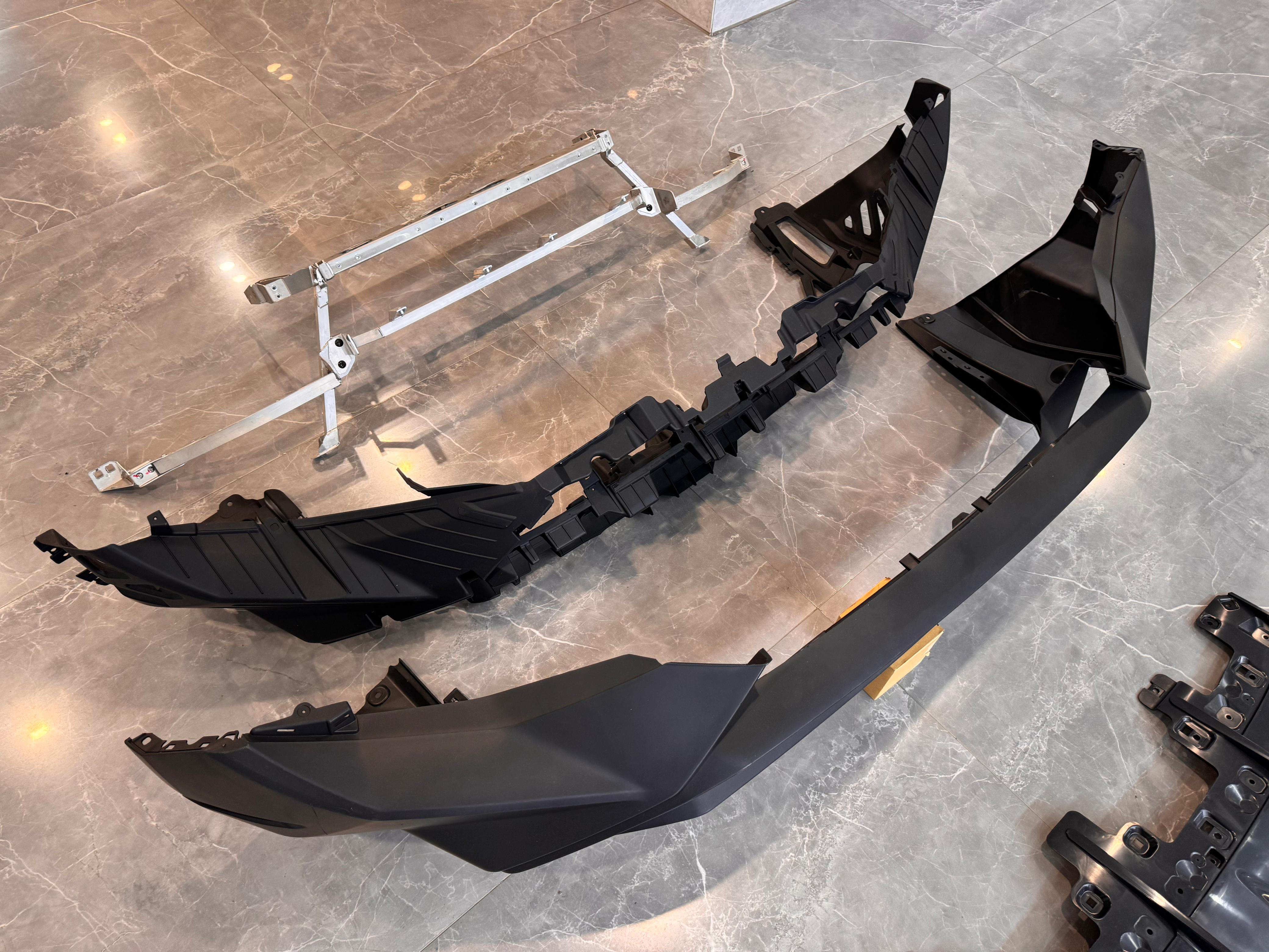 Tecnica style body kit for Lamborghini Huracan 2014+, featuring front and rear bumpers, fenders, spoiler, headlamps, and hood from Custom Class.