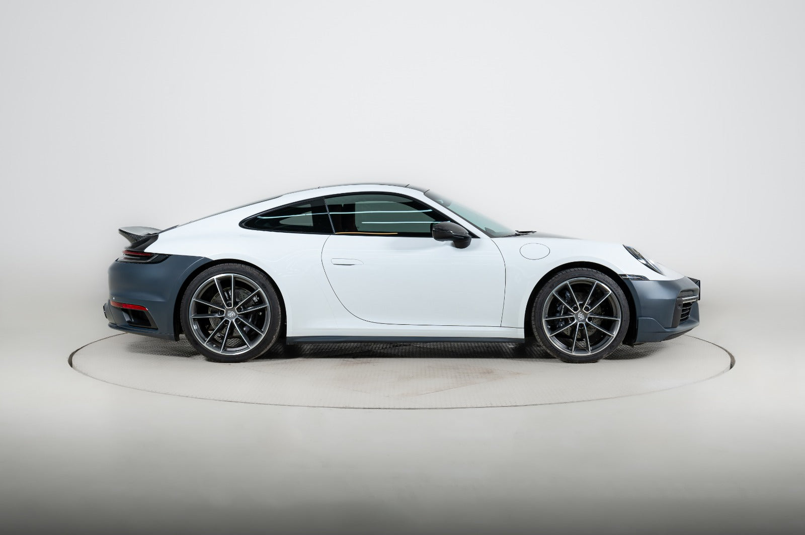 Turbo SD body kit side profile for Porsche 911 992 with sculpted side skirts and widebody fenders