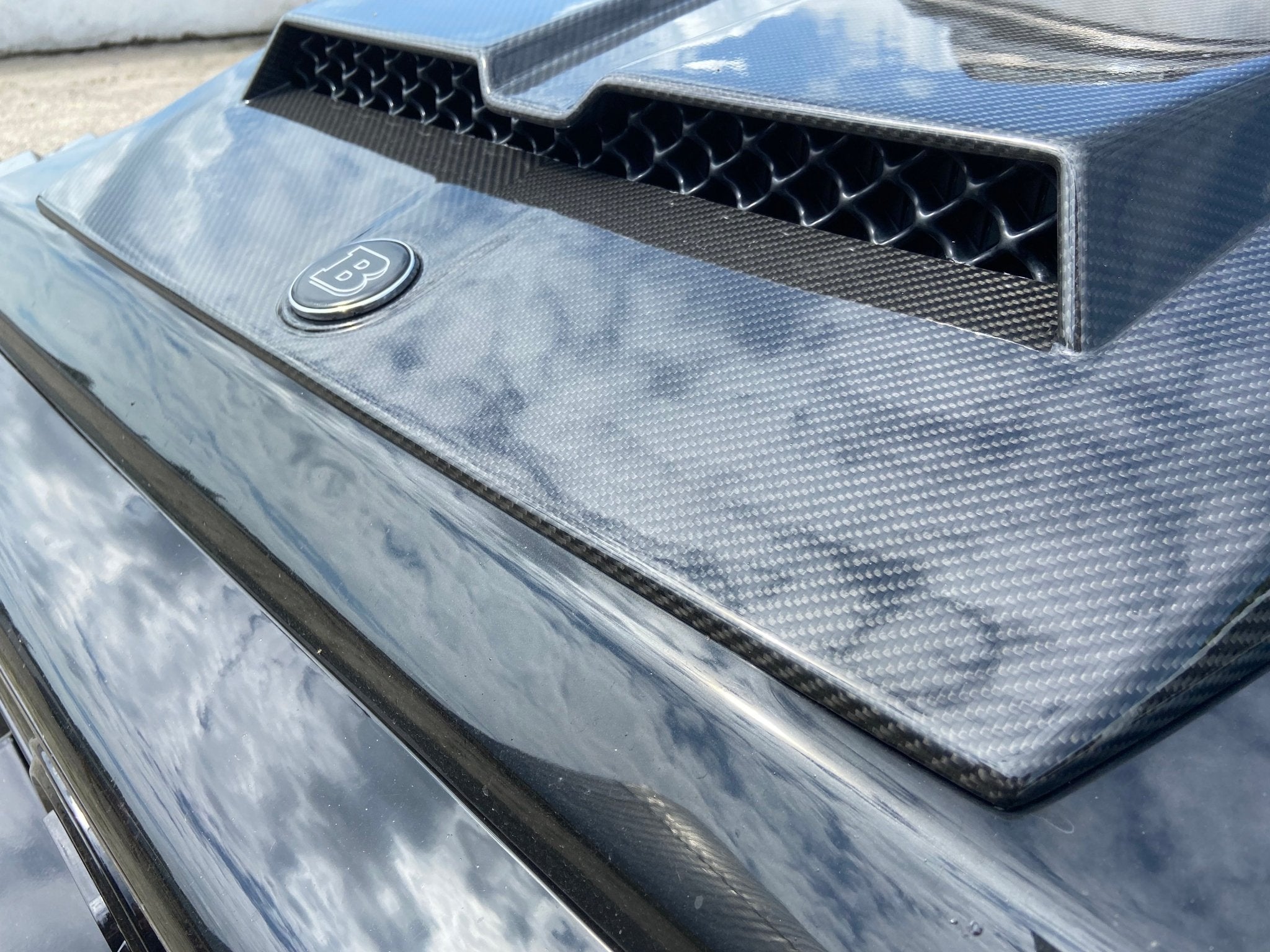 Carbon Hood Scoop with Badge in W463A Style for Mercedes-Benz G-Wagon W463 - Custom Class