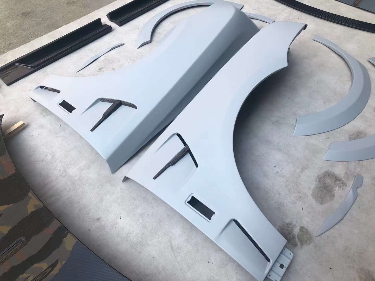 Сarbon fiber body kit for Rolls-Royce Cullinan pre-facelift 2018–2023 - Custom Class